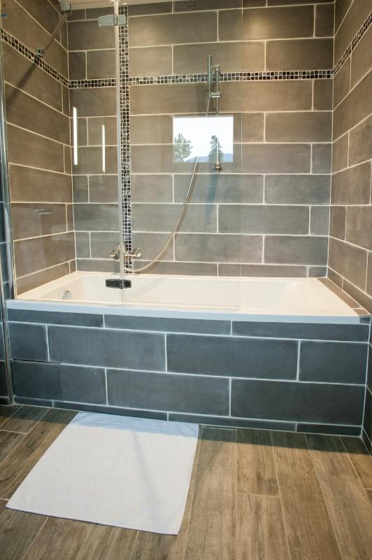 Charm Twin Room image 2