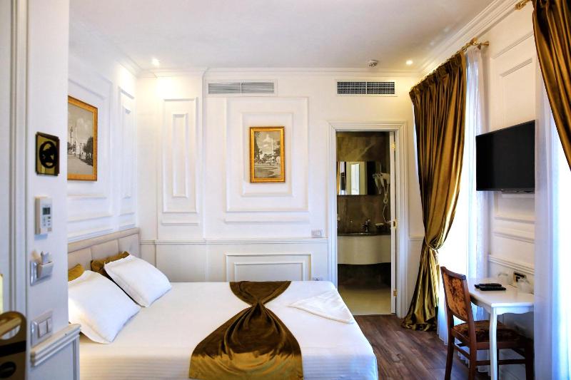 Deluxe Double Room image 4