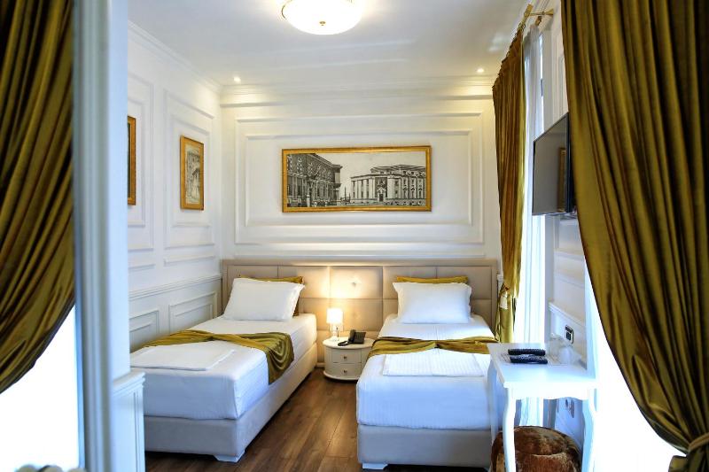 Luxury Twin Room image 3