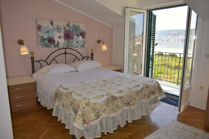 Comfort One-Bedroom Apartment with Balcony and Sea View image 1