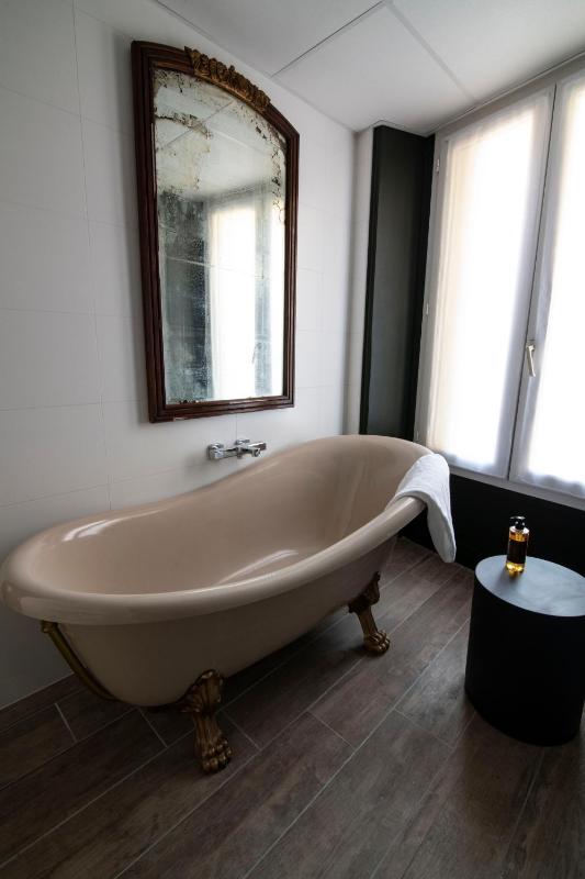 Deluxe Double Room with Bath image 4