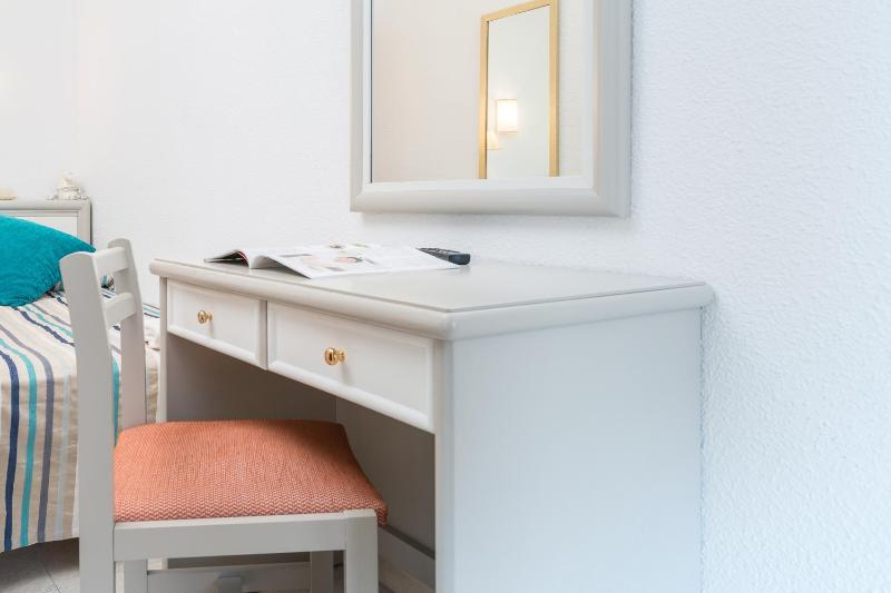 Twin Room with City View image 4