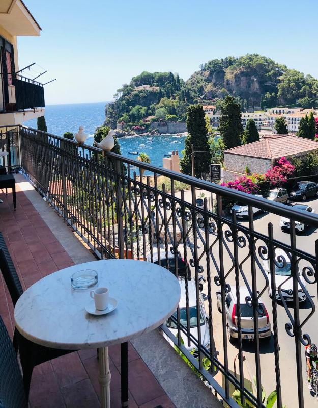 Two-Bedroom Apartment with Balcony and Sea View image 3