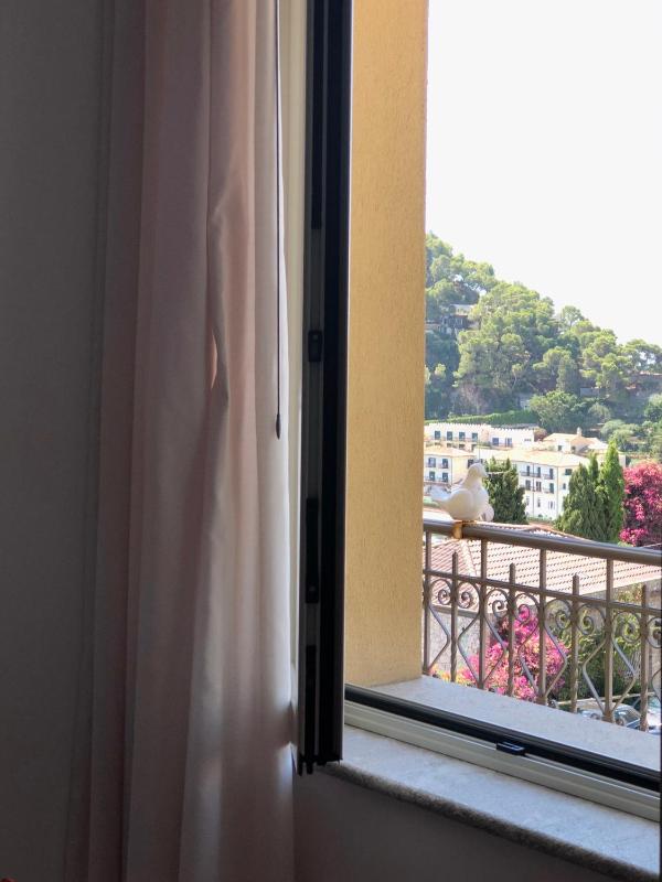 Two-Bedroom Apartment with Balcony and Sea View image 4
