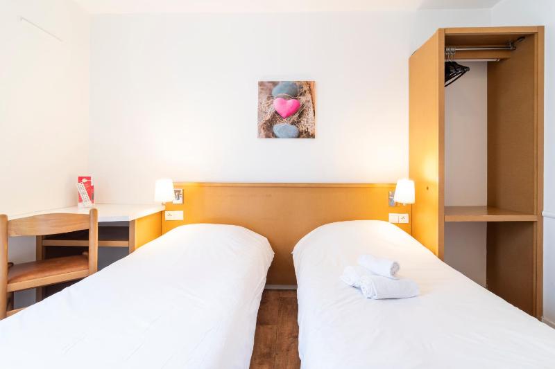 Twin Room image 1