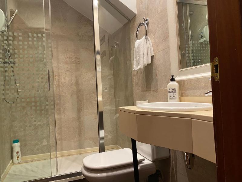 Triple Room with Private Bathroom image 4