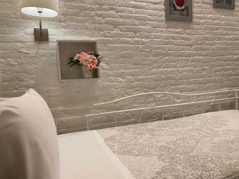 Single Room with Shared Bathroom image 3