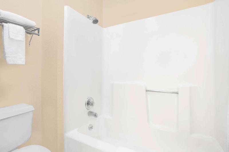 Queen Room - Non-Smoking image 1
