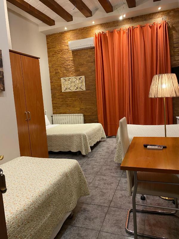 Quintuple Room with Private Bathroom image 2