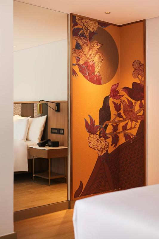 Premier King Room image 4