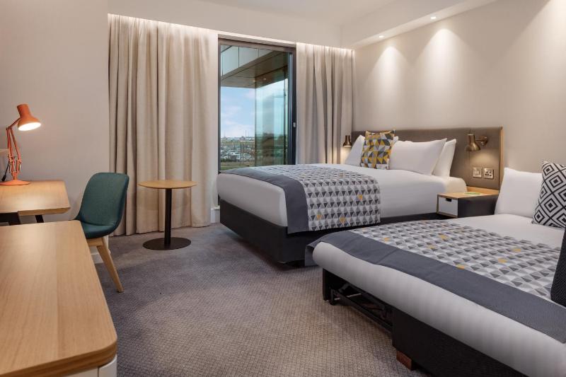 Premium Family Room with Queen Bed image 4