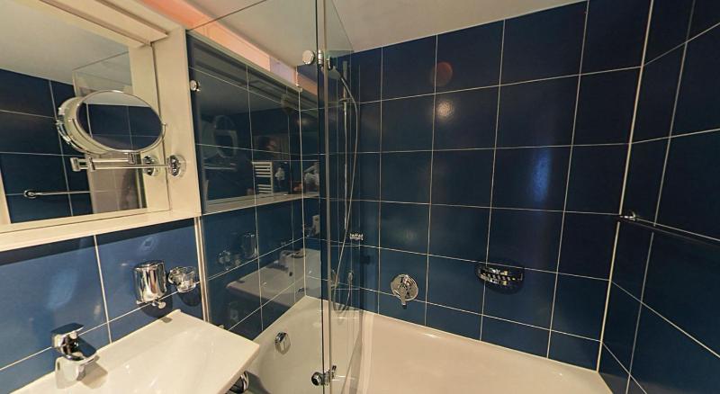 Deluxe Suite with Sea View image 4