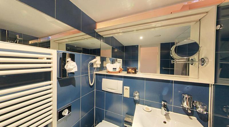 Deluxe Suite with Sea View image 2