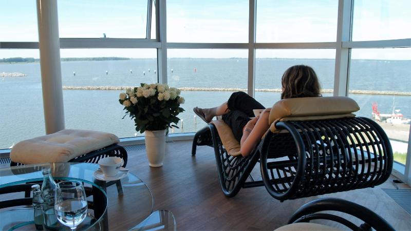 Deluxe Suite with Sea View image 3