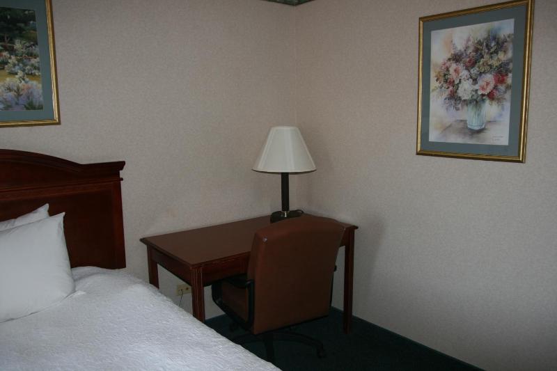 Queen Room - Non-Smoking image 4