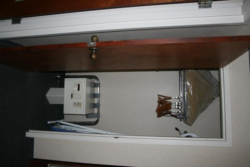 Queen Room - Non-Smoking image 3