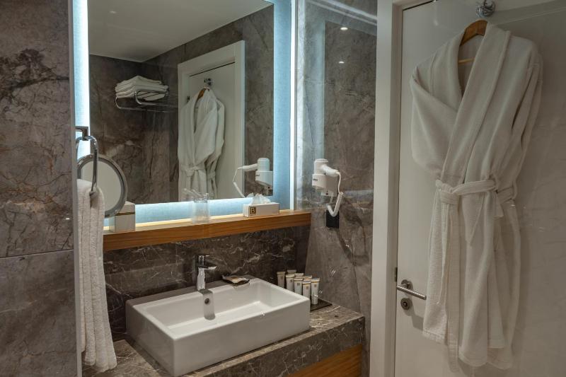 Standard Double or Twin Room with Sea View image 2