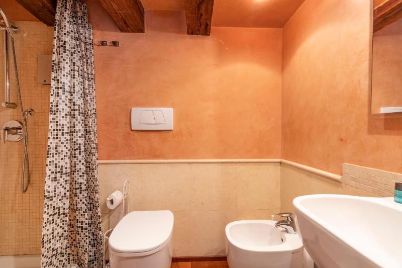 Apartment - Split Level with 2 bathrooms image 2