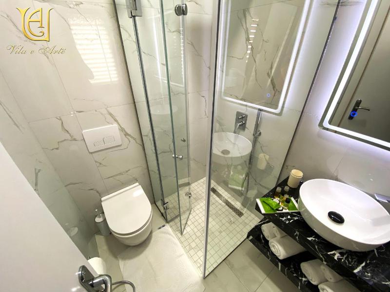Economy Twin Room image 3