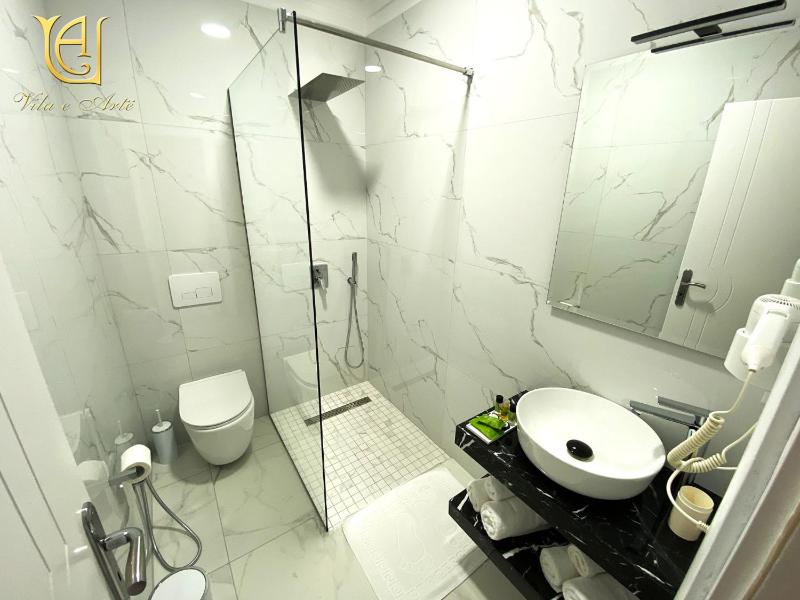 Standard Twin Room image 4