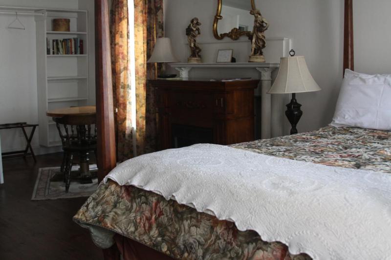 Double Room image 2