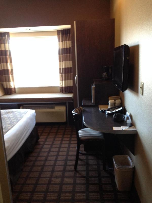 Queen Suite with Roll-in Shower - Mobility Accessible/Non-Smoking image 1