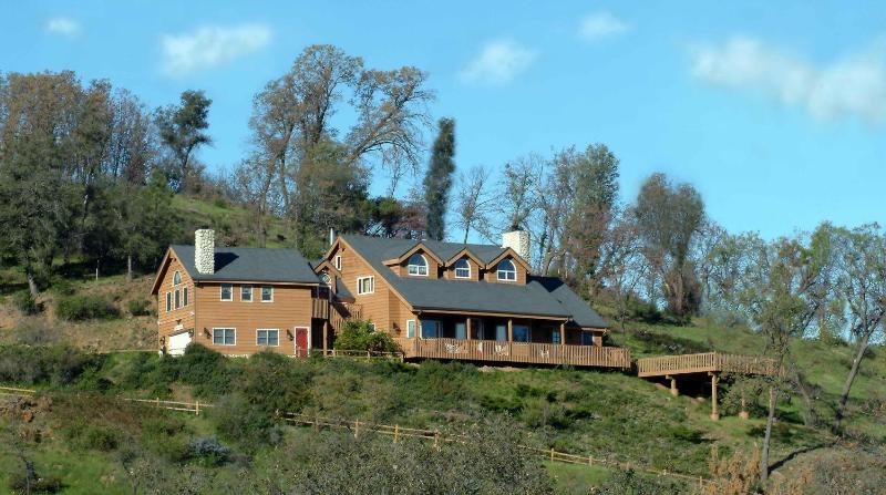 Six-Bedroom House image 4
