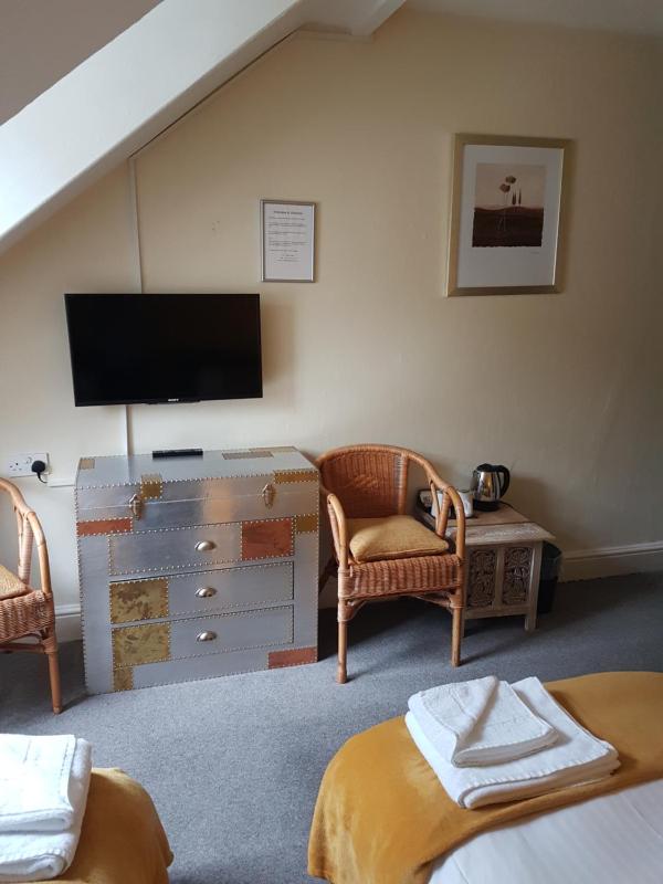 Budget Twin Room image 3