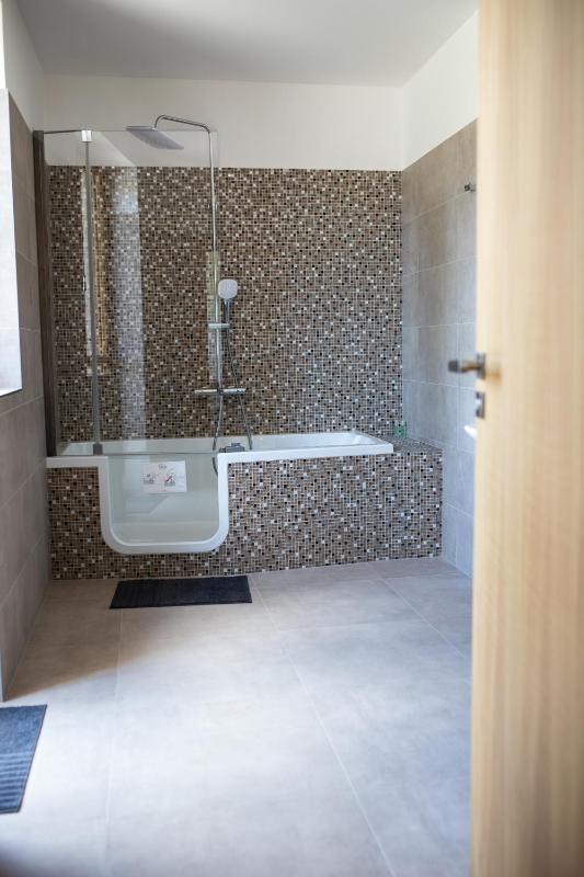Double Room with Balcony image 3