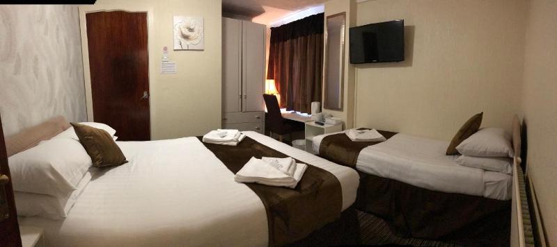 Triple Room with Shower image 3