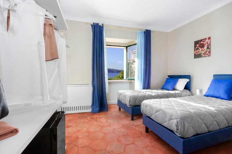 Quadruple Room with Sea View image 2
