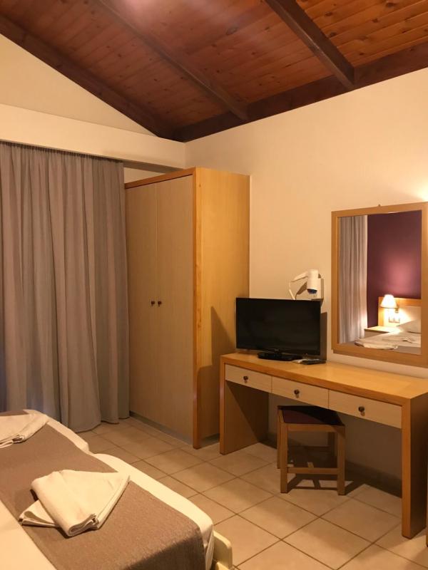 Apartment - Split Level with Pool View image 2