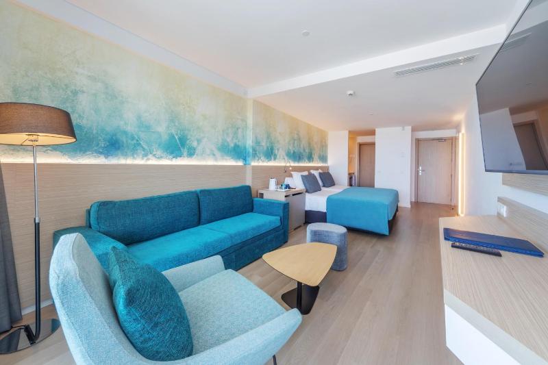 Junior Suite with Sea View image 3