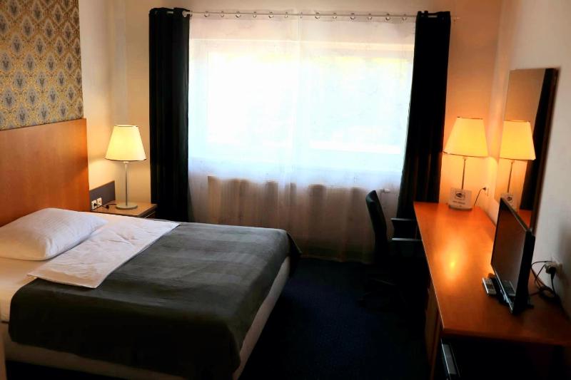 Double Room with Garden View image 1