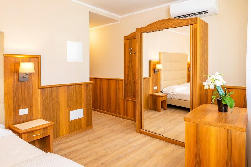 Standard Triple Room image 1