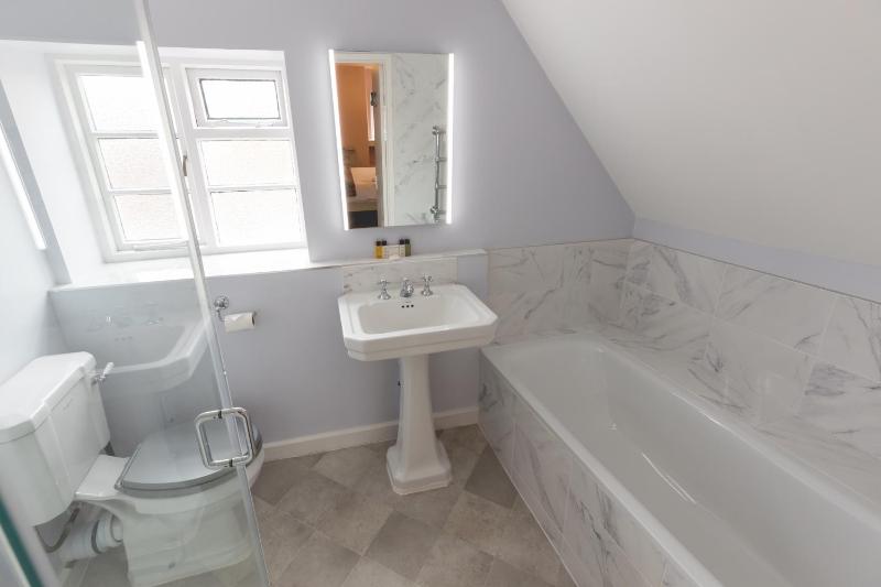 Classic Double Room image 4