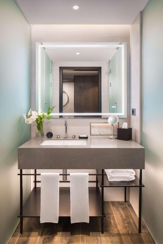 King Room with Garden View image 2