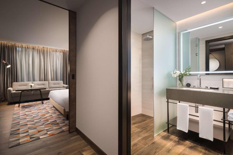 King Room with Garden View image 3