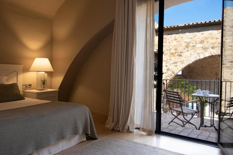 Double Room with Balcony image 4