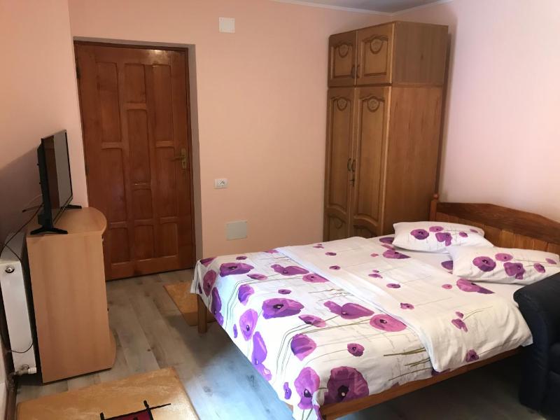 Single Room with Bathroom image 1