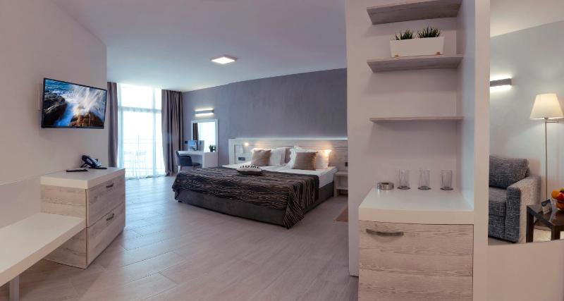 Family Room with Balcony and Sea View image 2