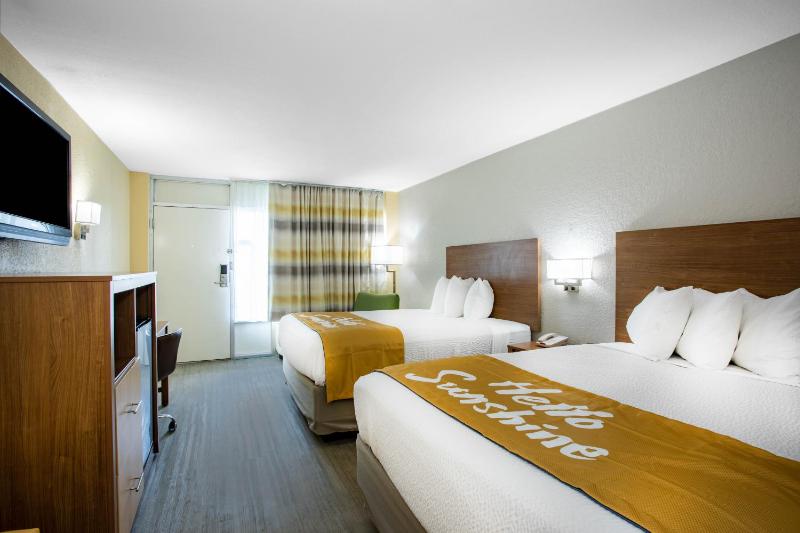 Queen Room with Two Queen Beds - Non-Smoking image 4