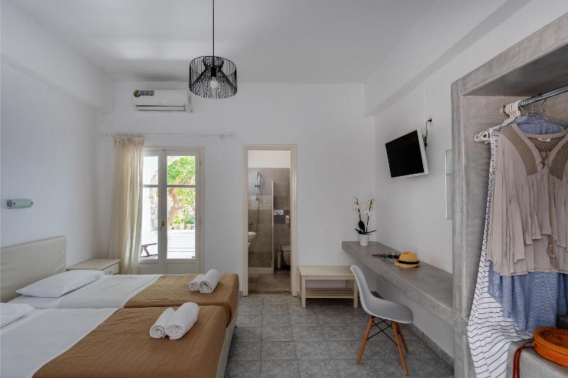 Triple Room with Pool View image 1