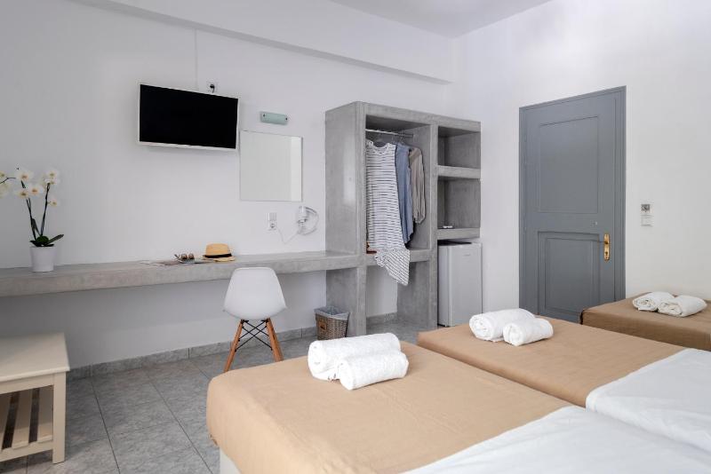 Triple Room with Pool View image 3