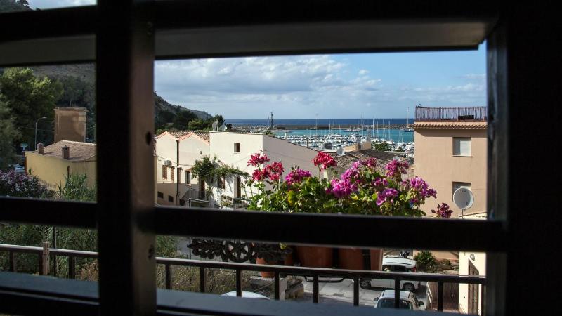 Double Room with Balcony and Sea View image 3