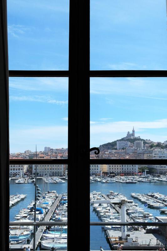 Classic Twin Room with Old Port View image 3