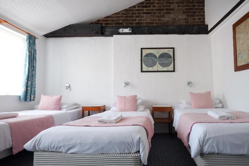 Quadruple Room with Shared Bathroom image 3
