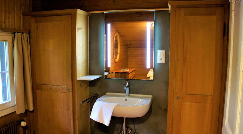 Single Room with Shared Bathroom (Schönegg) image 3
