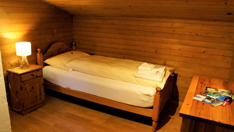 Single Room with Shared Bathroom (Schönegg) image 4