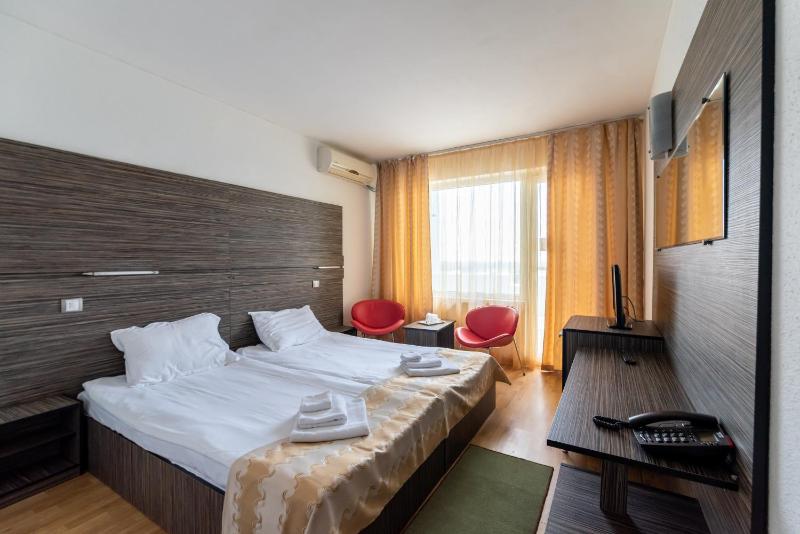 Twin Room with Free Pool Access image 1